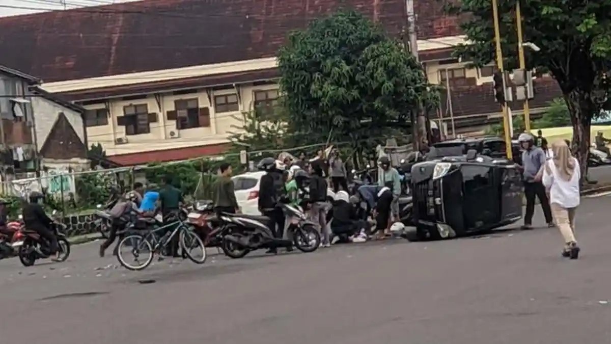 Tabrakan Mobil vs Motor di Simpang Empat Sagan Sleman,  Satu Mobil Terguling