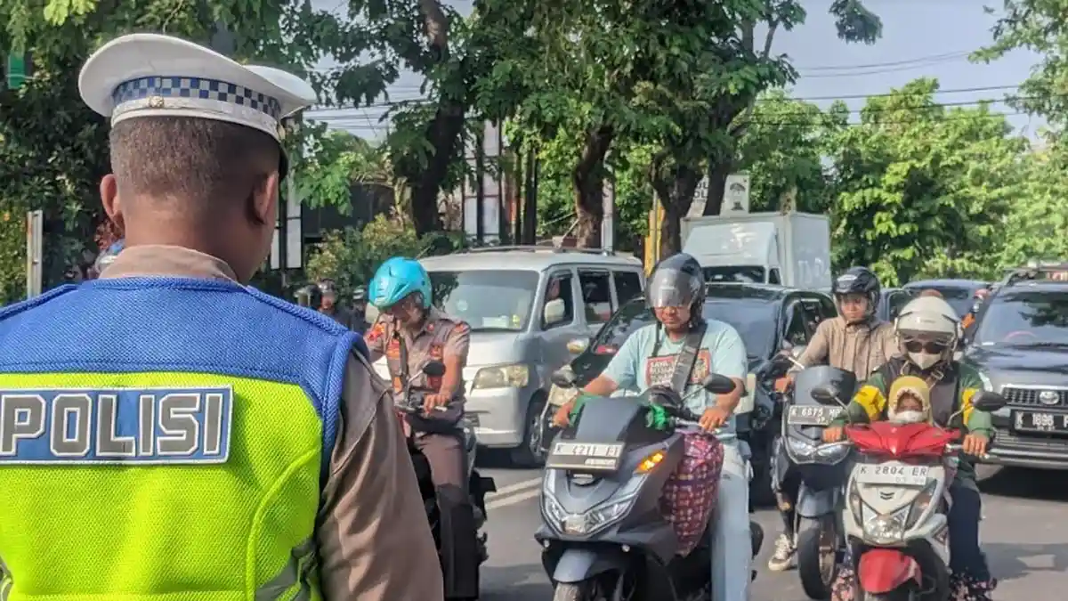 Peringati Hari Pahlawan, Para Pengendara Lakukan Hening Cipta Selama 60 Detik