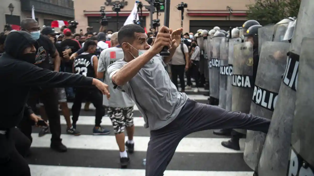 17 Orang Tewas dalam Bentrok di Peru, Demonstran Tuntut Bebaskan Pedro Castillo dari Penjara
