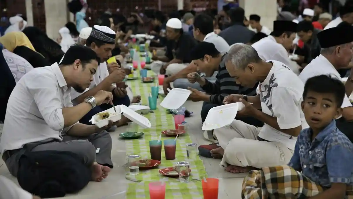 FOTO: Suasana Buka Puasa di Masjid Raya Makassar - ram5.jpg