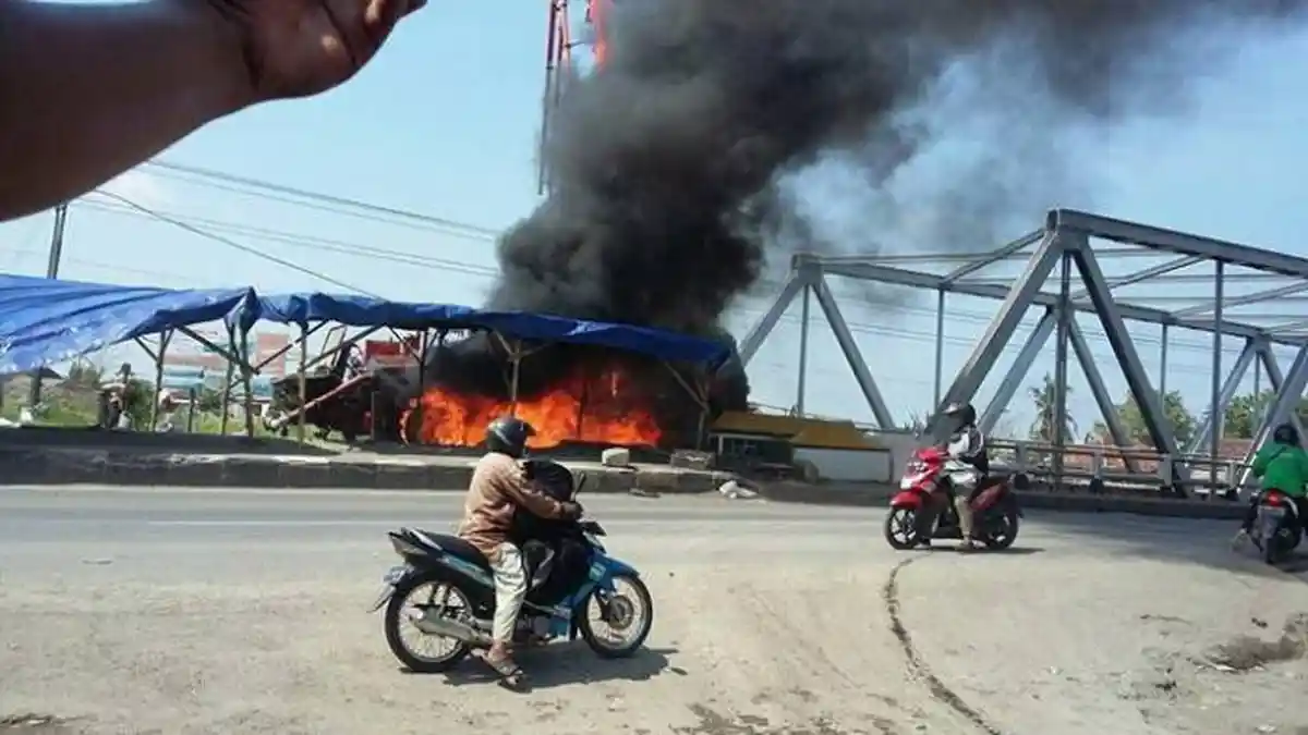 Sambar Kabel Listrik di Jalan, Truk Barang Ludes Terbakar
