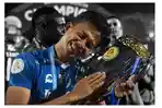 Edo-Febriansyah-trofi-juara-Liga-1-Indonesia.jpg