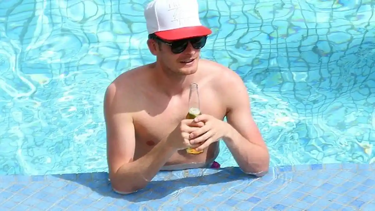 Adam Johnson Pilih Berlibur ke Dubai meski Terancam Dipenjara