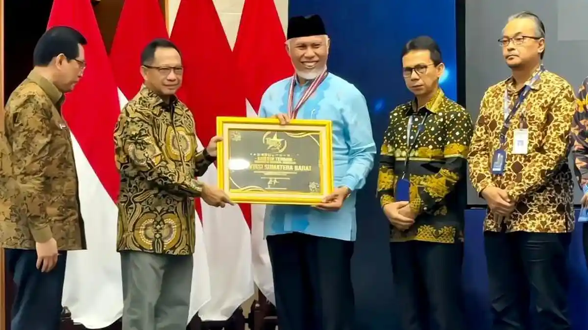 Gubernur Mahyeldi Terima Penghargaan dari Mendagri, SPM Pemprov Sumbar Terbaik Regional Sumatera