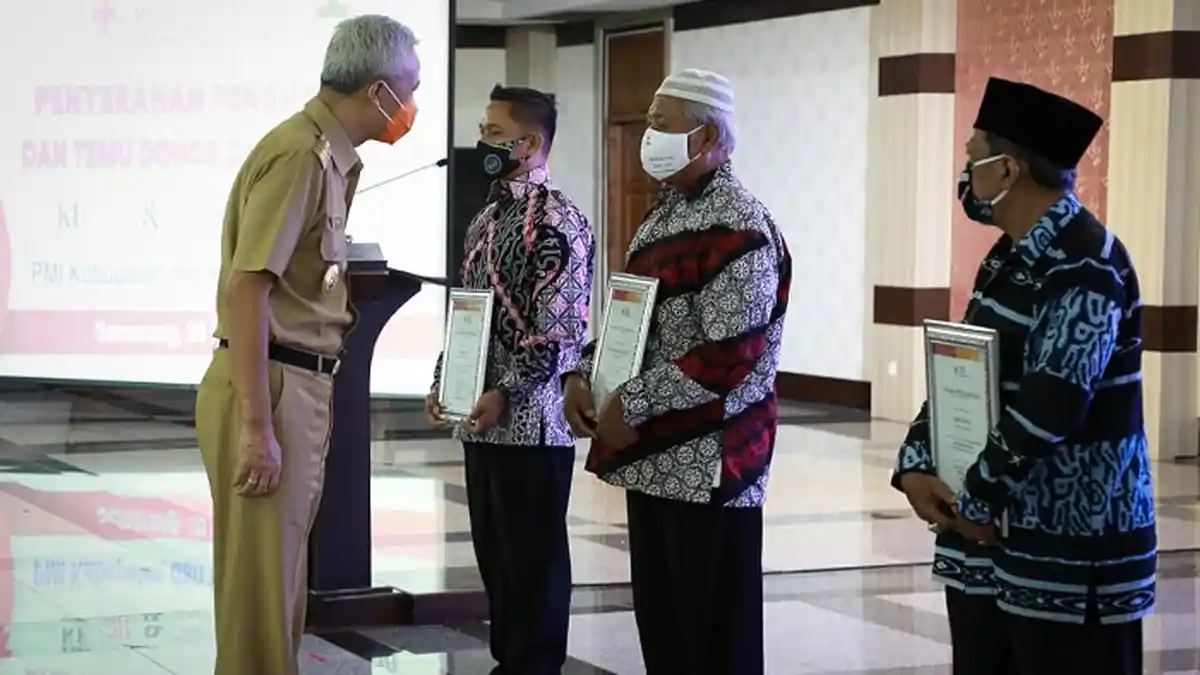 Apresiasi para Pendonor Darah Sukarela, Gubernur Ganjar Berikan Penghargaan