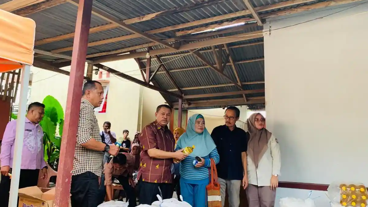 Ketua DPRD Provinsi Gorontalo Salurkan Bantuan ke Pelaku UMKM di Sejumlah Desa