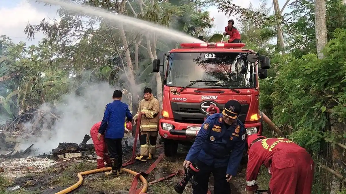 Waspada Korsleting Listrik! Damkar Cilacap Catat Puluhan Kebakaran dalam Enam Bulan - Tribunjateng.com