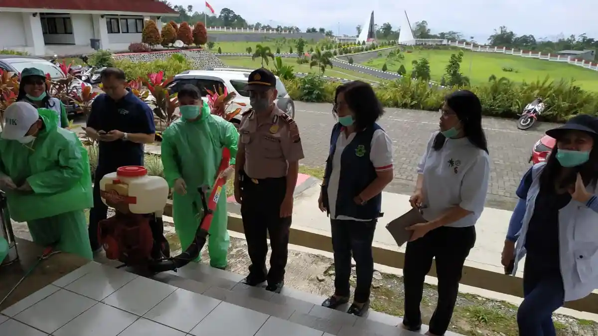 Dinkes Lakukan Penyemprotan Cairan Disinfektan hingga ke Pedesaan