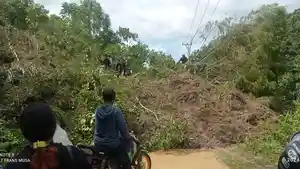 ituasi-longsor-menutup-jalan-di-Desa-KaratuanKecamatan-KalumpangKabupaten-Mamuju.jpg