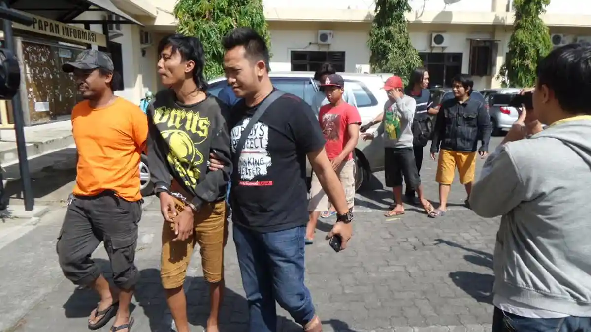 Habis Membacok Dua Pria, Ulil Absor Tersenyum Saat Ditangkap Polisi