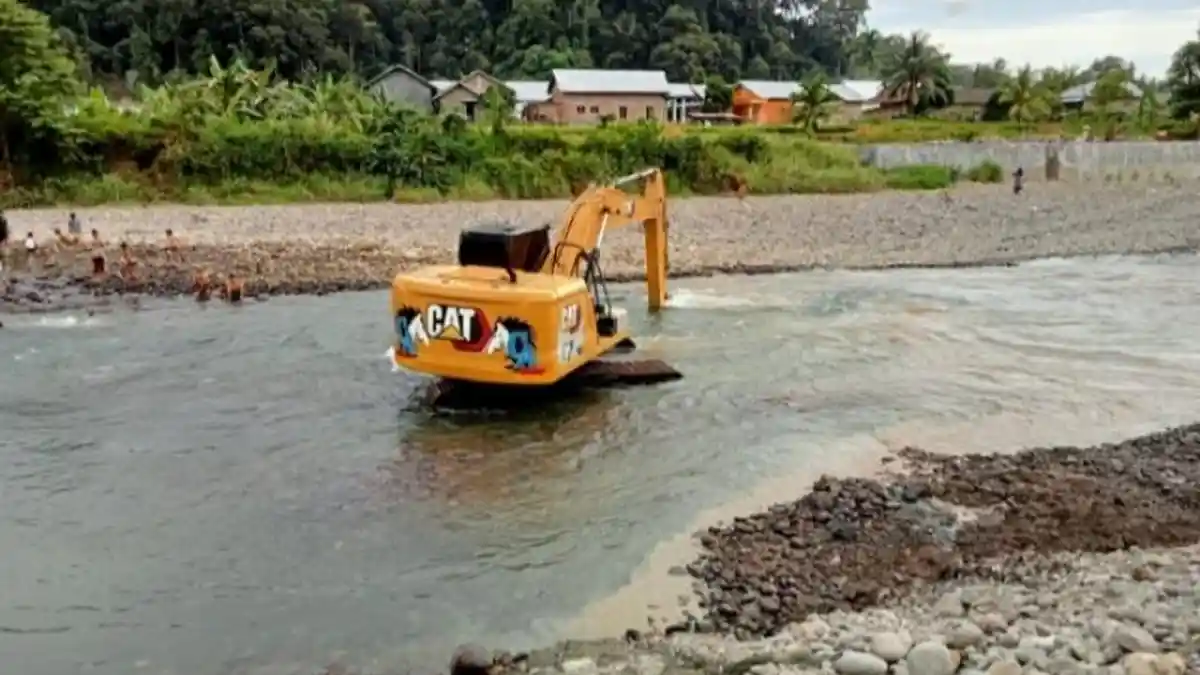 PUPR Pesisir Barat Lampung Normalisasi Sungai Way Krui Pasca Banjir
