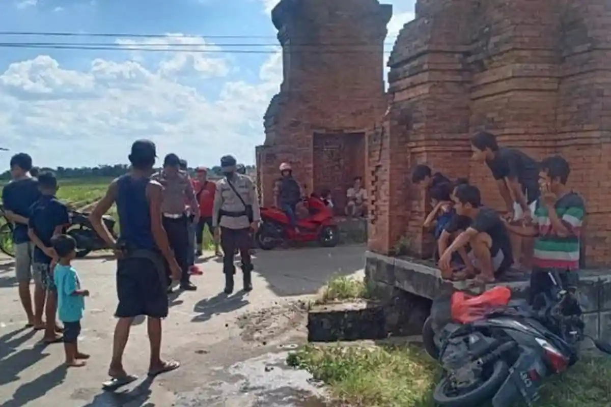 Kecelakaan Maut di Mojokerto, Selip hingga Melaju Tak Terkendali, Pemotor Tabrak Gapura Desa