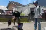 Tak Kunjung Dapat Perhatian, Warga Pujer Bondowoso Inisiatif dan Pakai Dana Pribadi Beli Aspal