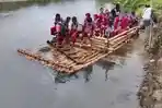 BREAKING NEWS: Anak Dusun Bontopangi Seberangi Sungai dengan Rakit untuk Sekolah