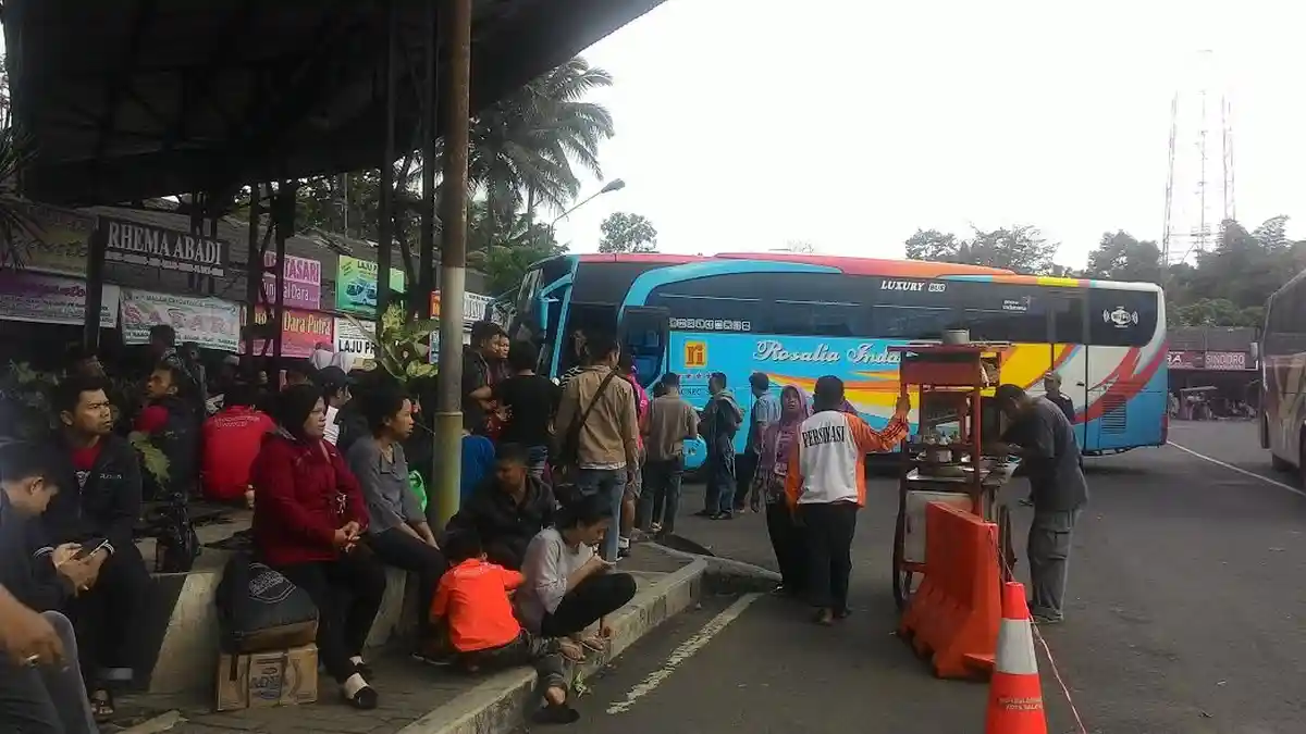 Sejumlah Penumpang Terpaksa Berdiri Tunggu Bus di Terminal Tingkir Salatiga