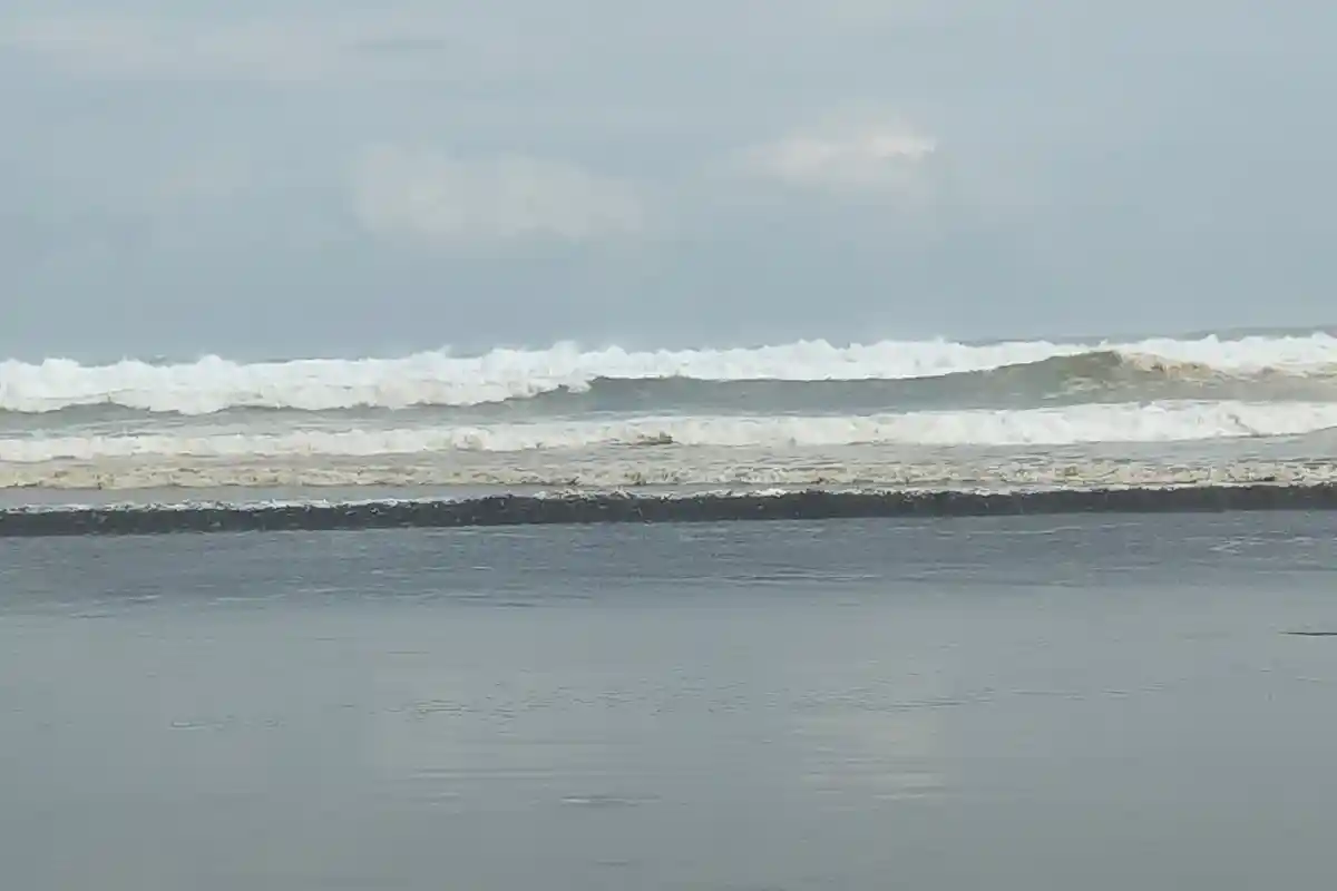 Waspada! Gelombang Tinggi Hingga 4 Meter Hantui Pesisir Selatan Jawa, Ini Penjelasan BMKG Cilacap