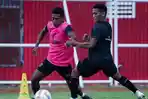 Pemain-Arema-FC-M-Rafli-dan-Wiliam-Marcilio-saat-berduel-ketika-menjalani-latihan-di-lapangan.jpg