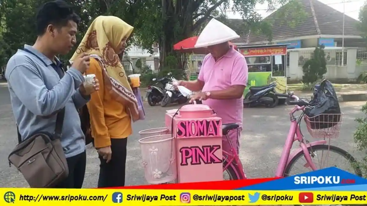 Penjual Siomay Bernuansa Pink Ini Ternyata Mantan Miliarder, Begini Faktanya