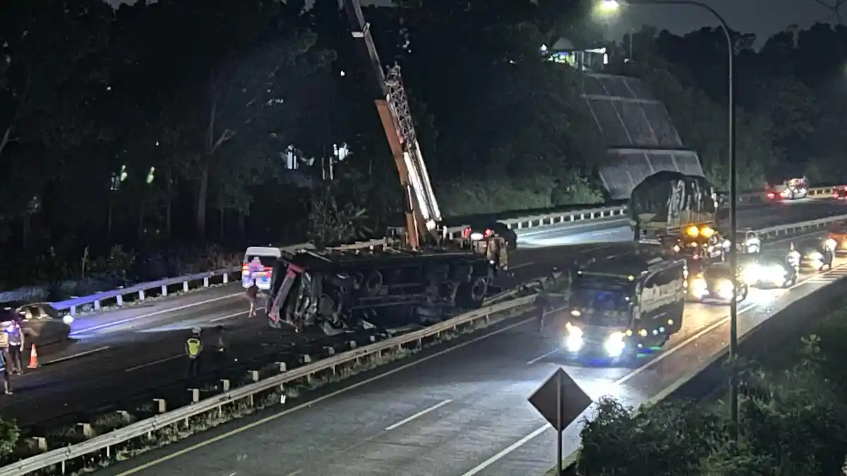 Evakuasi Truk Tembakau Terguling di Tol Jangli–Gayamsari Semarang Gunakan Crane