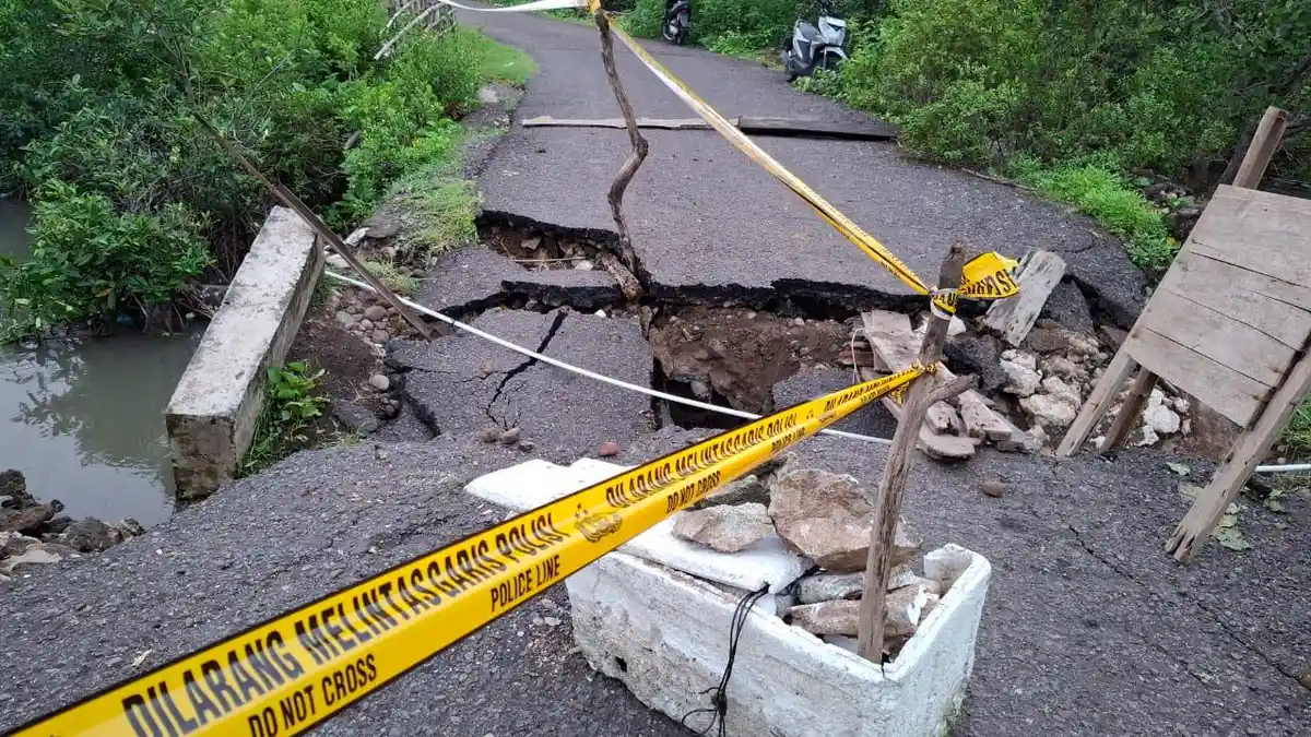 Jalan Penghubung Antar Desa di Soppeng Riaja Amblas, Kendaraan Tak Bisa Lewat