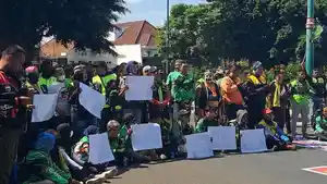 DEMO-OJOL-Ratusan-driver-ojek-online-ojol-dari-berbagai-aplikator-yang-tergabung.jpg