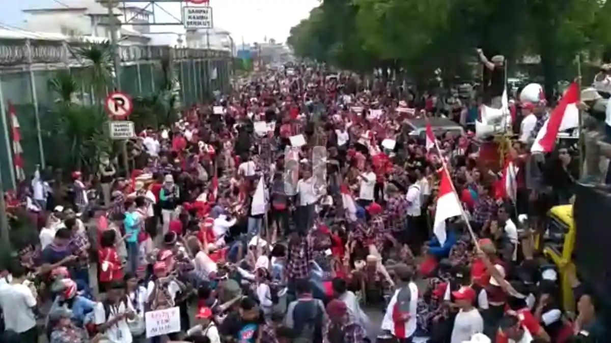 Pengacara Sampaikan Pesan Ahok, Massa Jawab: Tidak Bisa!