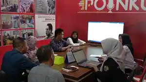 Kakanwil-Kemenkum-Sulbar-Sunu-Tedy-Maranto-memimpin-rapat-bersama-Kabid-KI-dan-Kabid-AHU.jpg