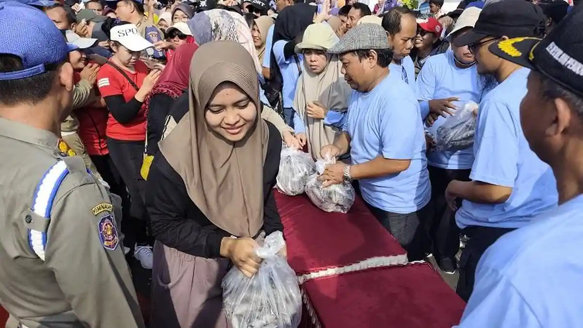 Senangnya Pengunjung CFD Pati, Bawa Pulang Seplastik Ikan Pindang Siap Masak seusai Ikut Senam