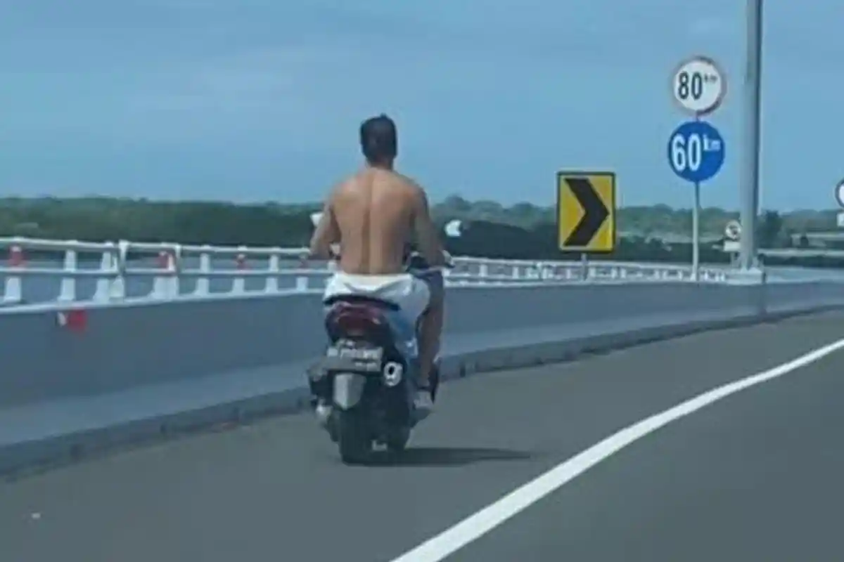 Ngebut Pakai Motor Sambil Bertelanjang Dada, Bule Tak Sadar Masuk Tol, Heboh Diteriaki Petugas