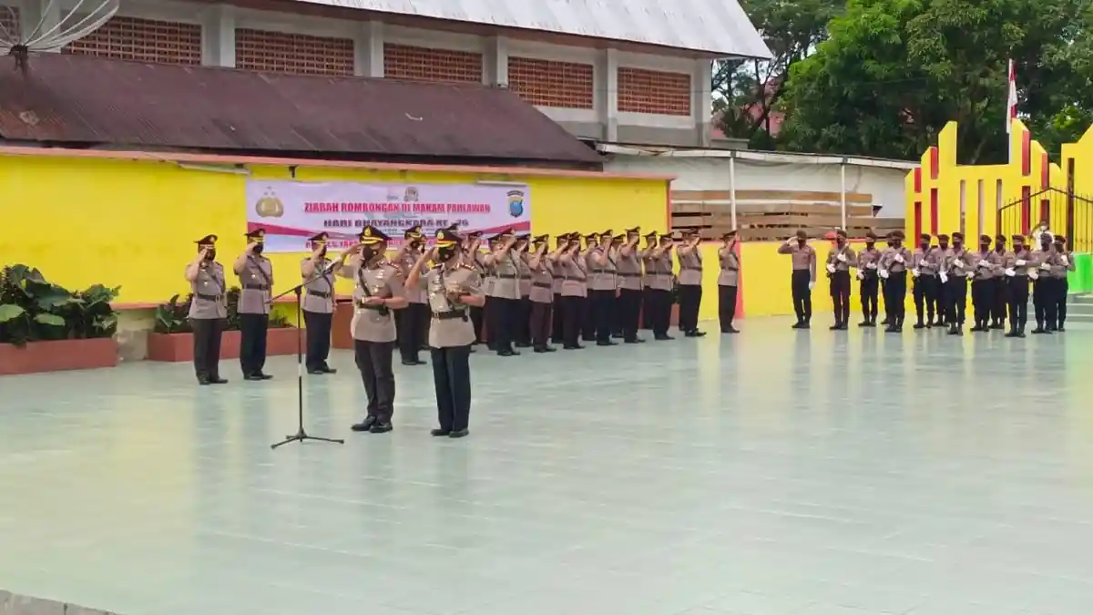 Polres Sibolga dan Polres Tapteng Ziarah di TMP dan Tabur Bunga di Laut