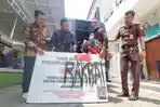 Barang-bukti-papan-nama-sidang-kerusuhan-Kediri.jpg