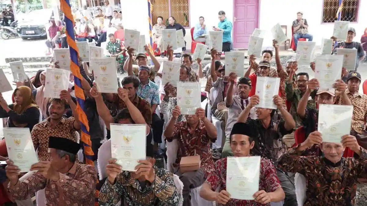 Ratusan Warga Desa Gintungreja Cilacap Terima Sertifikat Tanah dari Program PTSL, Awas Buat Utang