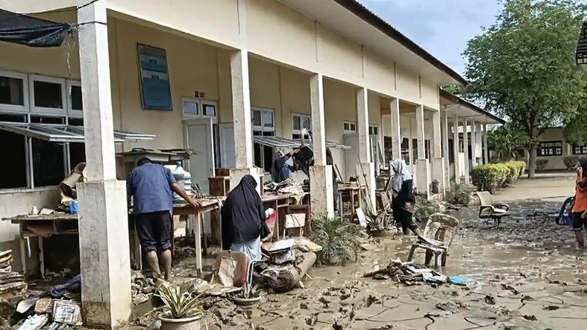 SMAN 1 Peusangan Siblah Kreung Bireuen Masih Penuh Lumpur