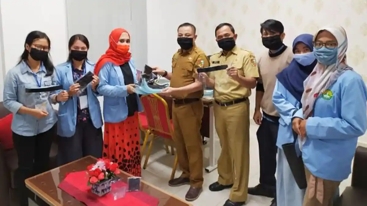 Mahasiswa Kukerta Relawan Covid-19 UNRI Bagikan Masker dan Face Shield kepada Staff Kecamatan