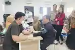 saat-mengikuti-pemeriksaan-medis-sebelum-donor-darah.jpg