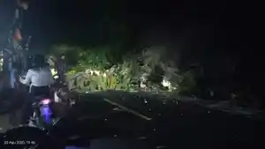 Material-longsor-tutup-jalan-poros-Mamasa-Polewali-di-Desa-Bombonglambe.jpg