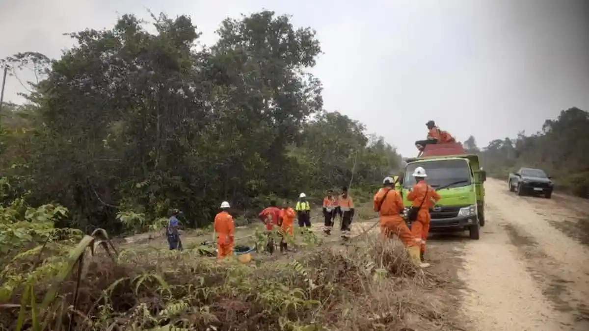 Tim Fire GOKPL dan PT LNG Gerak Cepat Padamkan Kebakaran Hutan di Aroba