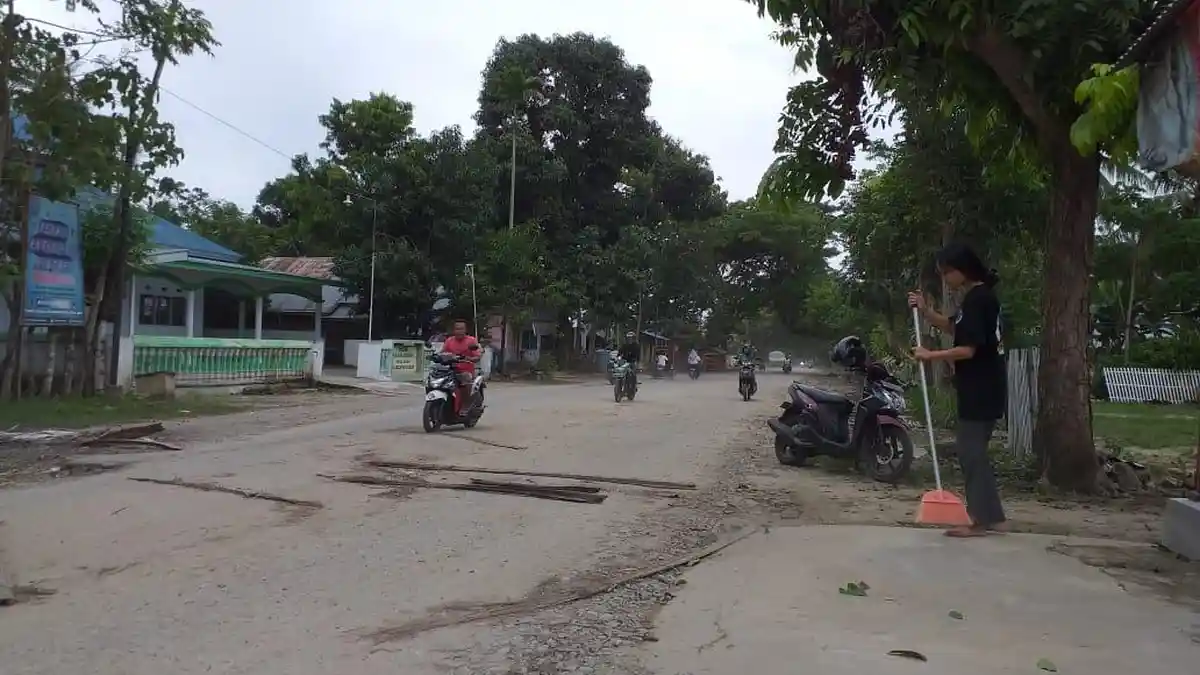 Warga Pone-Kabupaten Gorontalo Mengeluhkan Debu Jalan