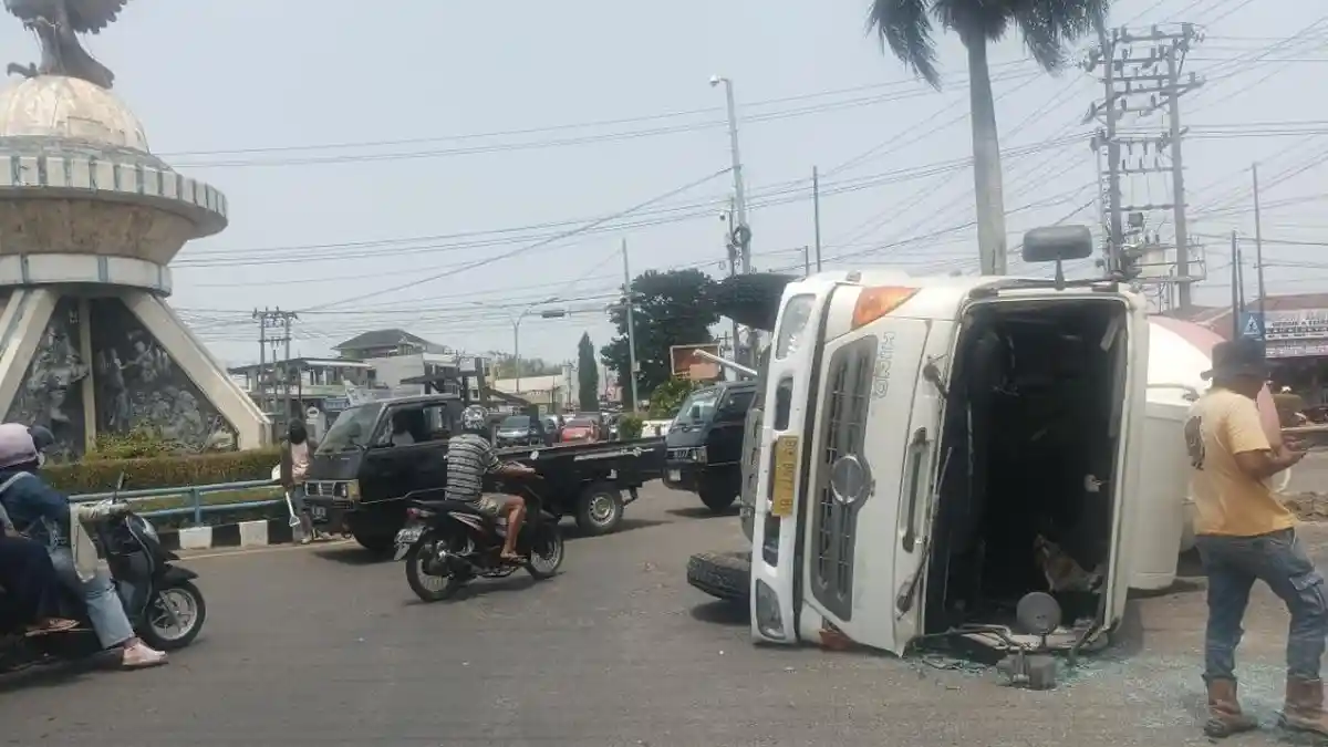 Hindari Pelajar Terobos Lampu Merah, Truk Molen Pengangkut Semen di Bengkulu Terguling