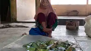 20262204-Kasidah-saat-berjualan-tempe-di-Pasar-Kalurahan-Panjatan.jpg