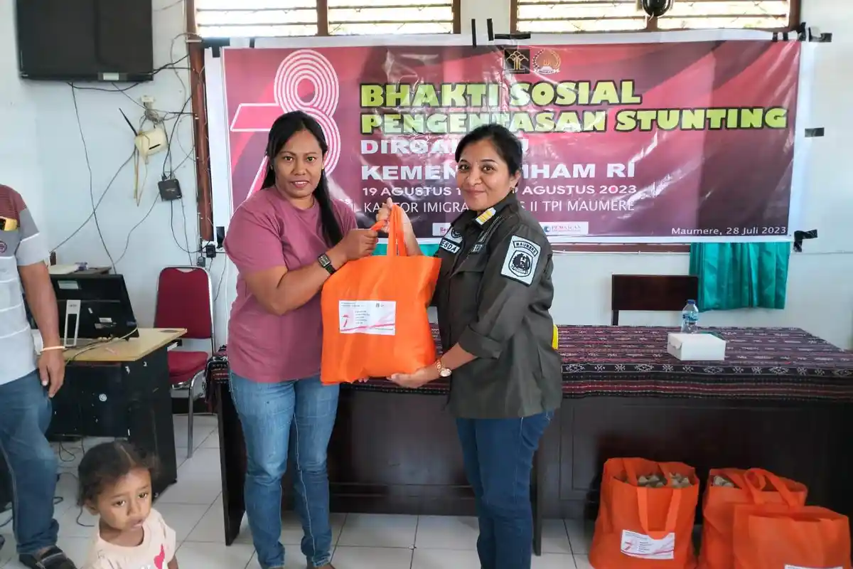 Dukung Penurunan Stunting, Kantor Imigrasi Maumere Bantu 38 Paket Stunting di Waioti dan Wairotang