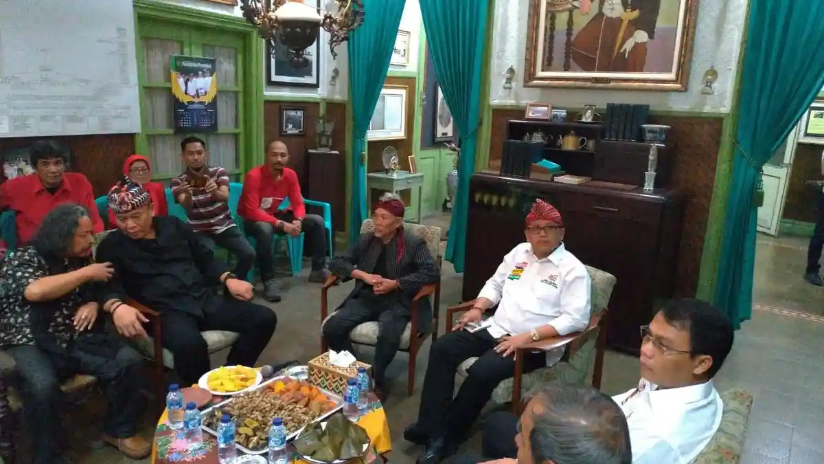 Hasto Sindir Kemampuan Berpuisi Fadli Zon 