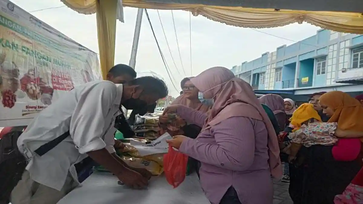 Warga Karimun Serbu Bazar Pangan Murah di Kawasan Perumahan Bellavista Hari Ini