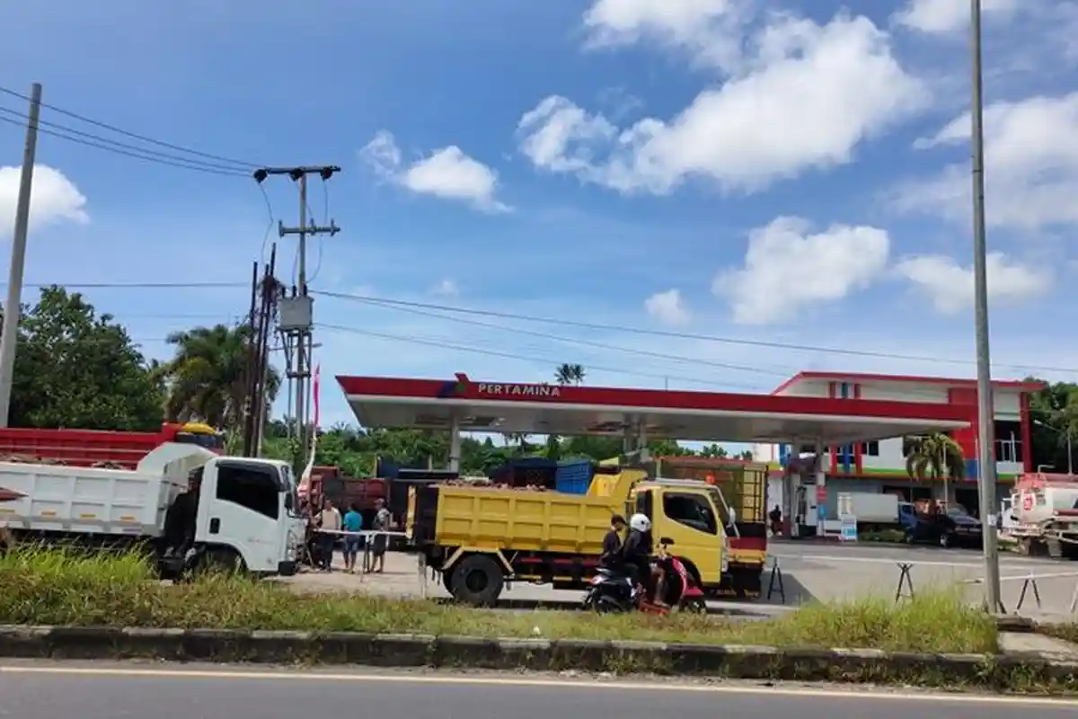 Antrean di SPBU Manado Masih Panjang, Pengemudi Truk Rela Datang Subuh Demi Dapat Solar