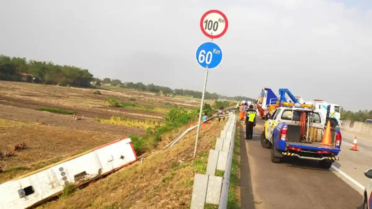 Satu Jenazah Korban Bus Kramat Djati Terperosok di Tol Sumo Dijemput Keluarga, Langsung Dimakamkan