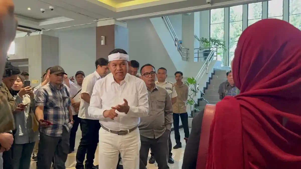 BREAKING NEWS: Dedi Mulyadi Datangi Disdik Jabar, Bicara dengan Orang Tua Siswa soal SPMB dan PCMB