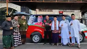 Bupati-Bangli-Sang-Nyoman-Sedana-Arta-saat-serahkan-bantuan-mobil-ambulans.jpg