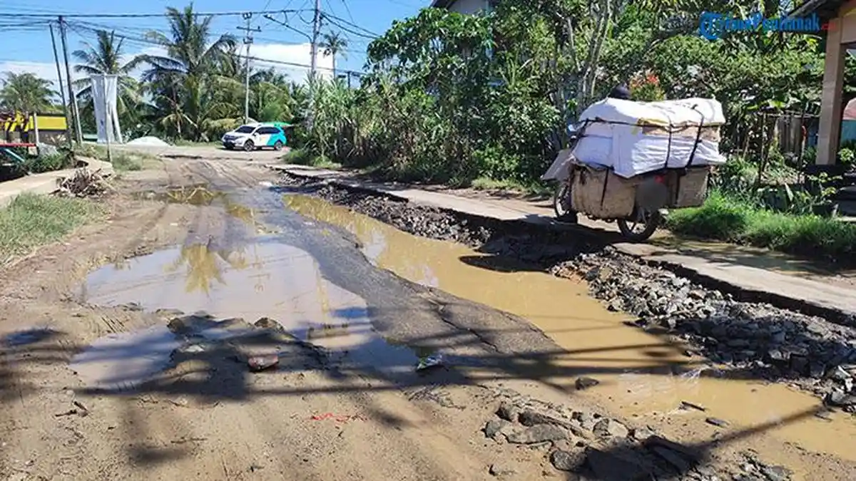 Jalan Semai Singkawang Rusak Parah, Warga Setempat dan Pengendara Harapkan Perbaikan