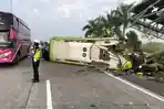 bus-pariwisata-kecelakaan-di-tol-sumo.jpg