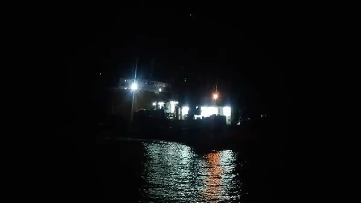 KMP Rodita Kandas Dekat Pelabuhan Padangbai Karangasem Bali, Total 137 Penumpang Selamat